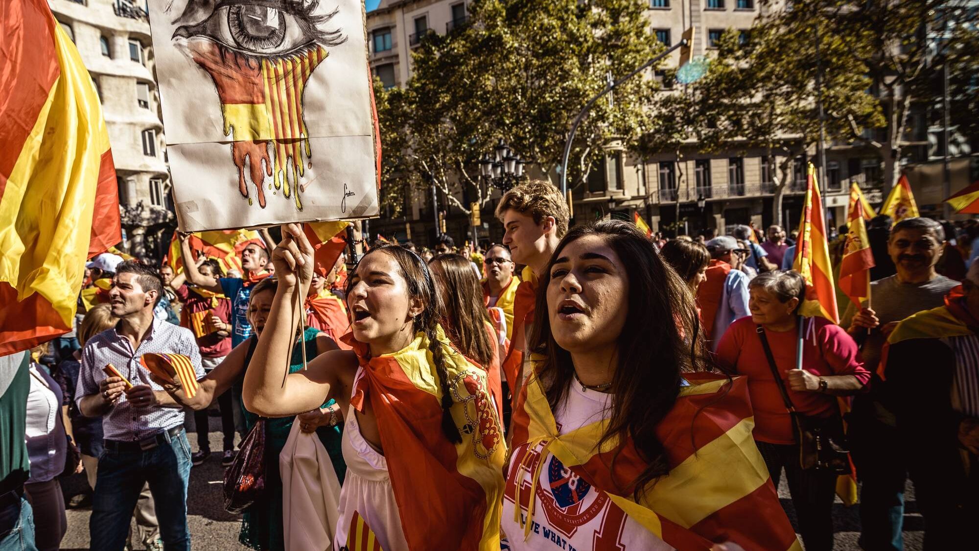 Barcellona, scendono in piazza i catalani che vogliono restare con la Spagna