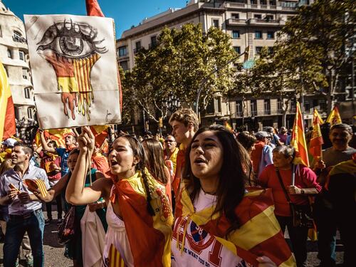 Barcellona, scendono in piazza i catalani che vogliono restare con la Spagna