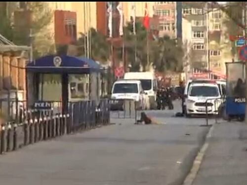 Istanbul, attacco alla sede della polizia. Uccisa una kamikaze