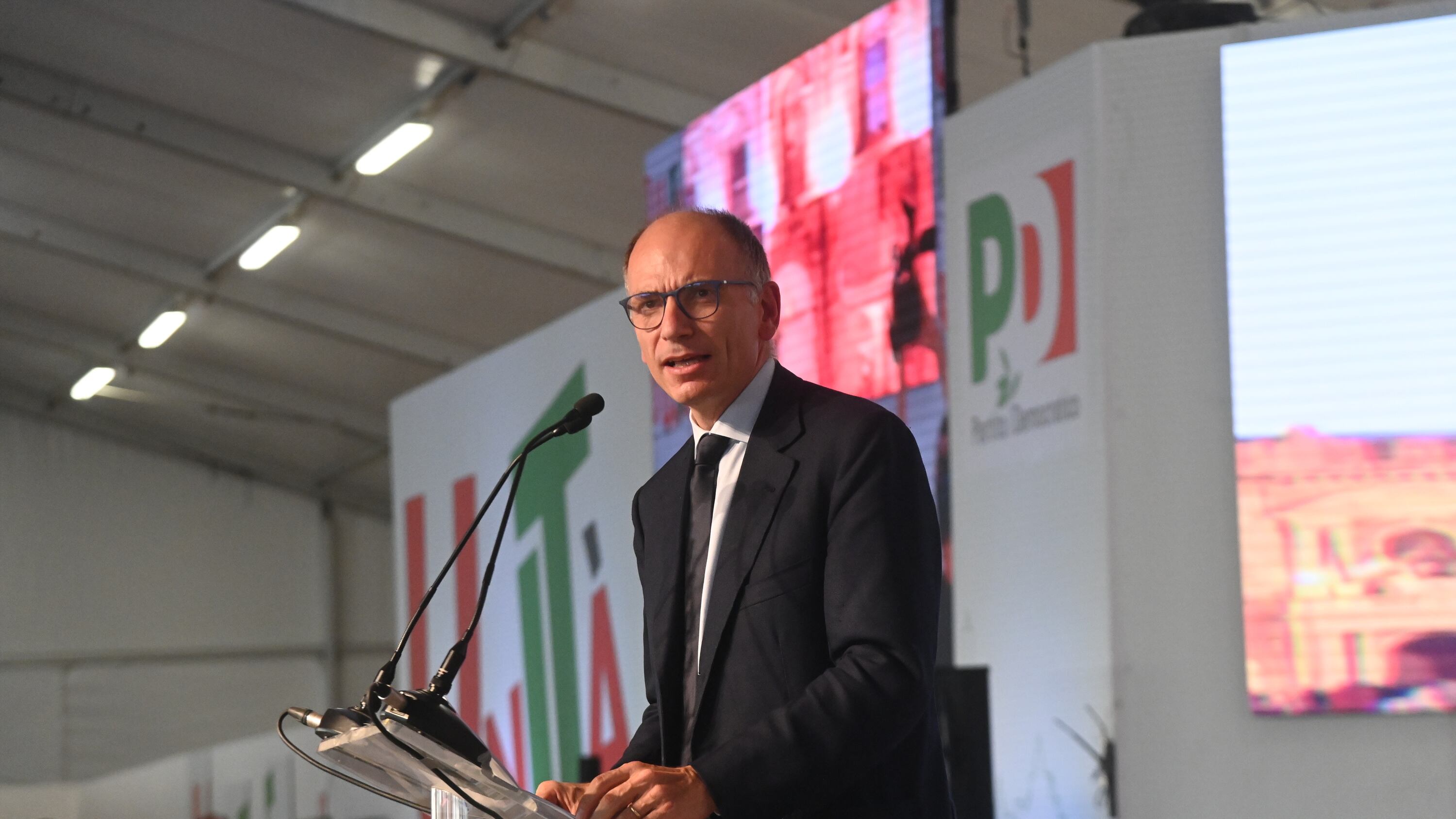 Letta rilancia la patrimoniale. E il centrodestra alza il muro