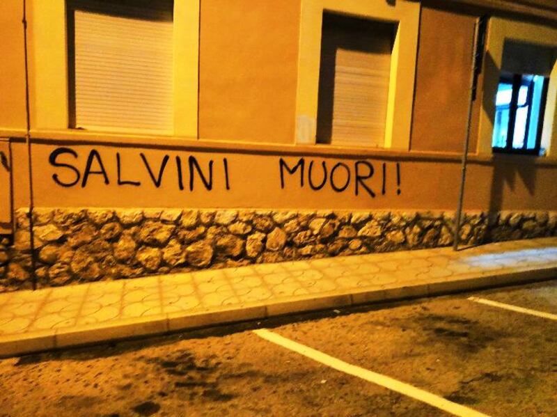 Scritte e volantini  contro Salvini i a Cagliari 1