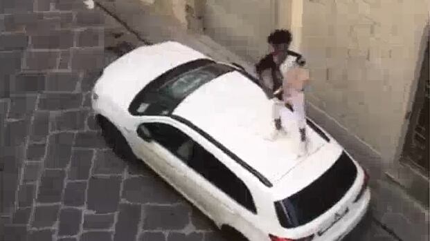 La furia del migrante a Firenze: minaccia gli agenti e poi spacca l'auto