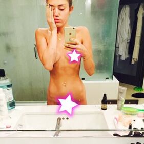 Miley Cyrus completamente nuda su V Magazine 2