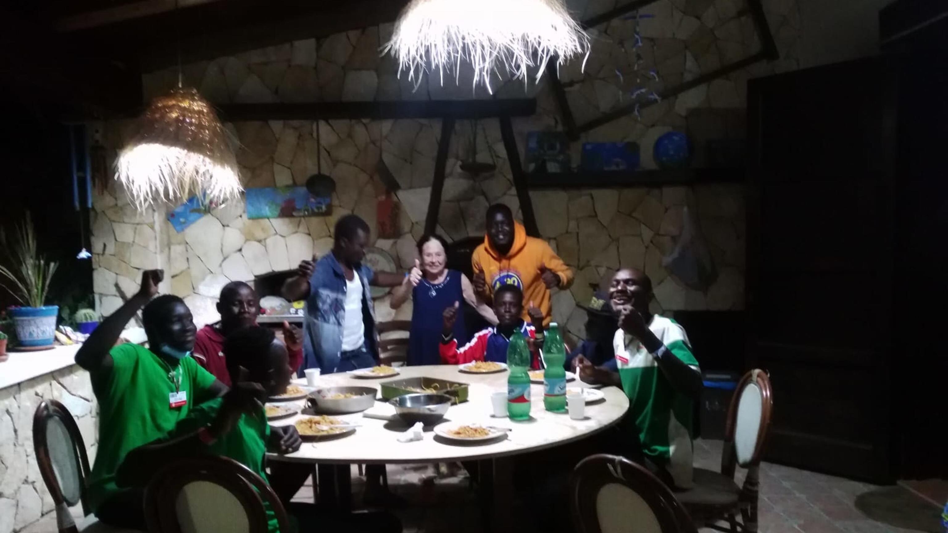 Gli isolani fra rabbia, collette e spaghettate. "Ce l'abbiamo con l'Ue, non con i migranti"