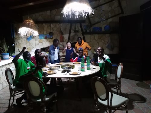 Gli isolani fra rabbia, collette e spaghettate. "Ce l'abbiamo con l'Ue, non con i migranti"