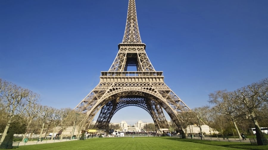 Auto in via d'estinzione a Parigi: dal 2030 solo vetture elettriche
