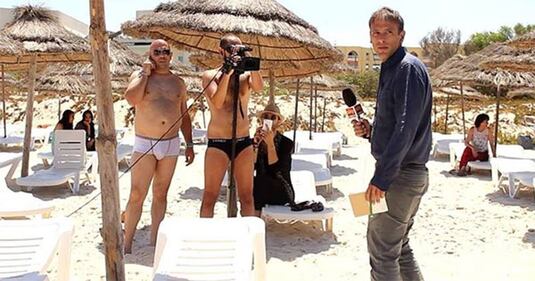 Tunisia, giornalista Sky sulla spiaggia del massacro con operatori in mutande 1
