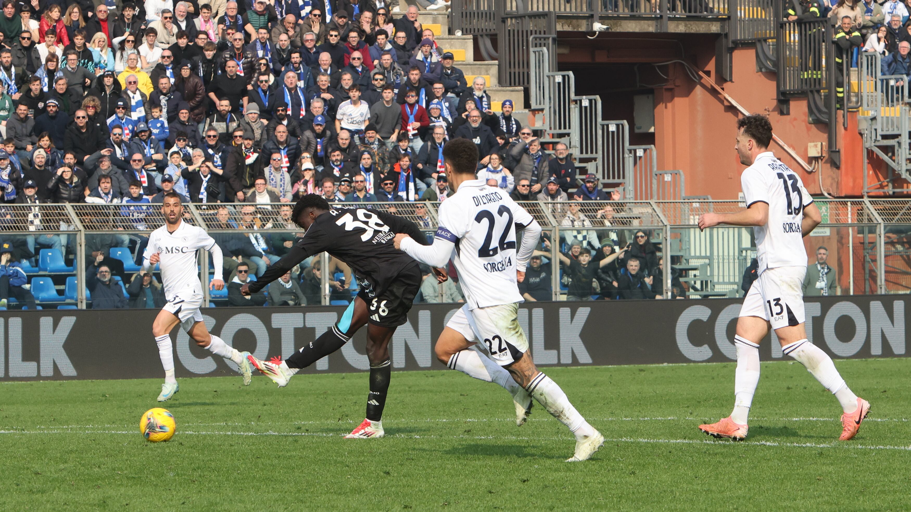 Il Como stende il Napoli che ora è dietro all'Inter