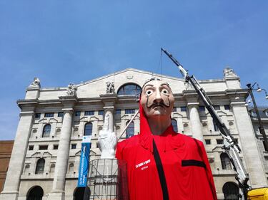 L'enorme maschera de La Casa di Carta in Piazza Affari a Milano 4