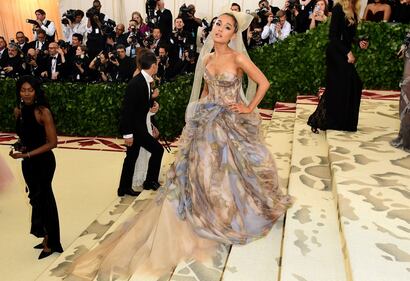 Met Gala 18, Miley Cyrus e la scollatura hot 8