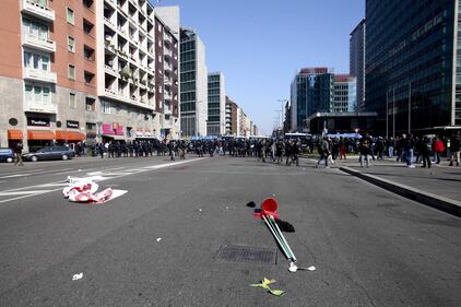 Milano, scontri tra i manifestanti e le forze dell'ordine 8