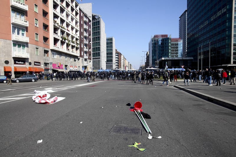 Milano, scontri tra i manifestanti e le forze dell'ordine 8