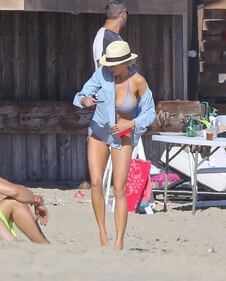 Charlotte McKinney: seno esplosivo in spiaggia 22