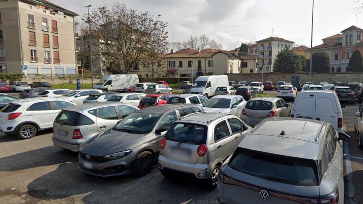 Parcheggio "riservato" con sedia o persone? Ecco quando scatta il reato