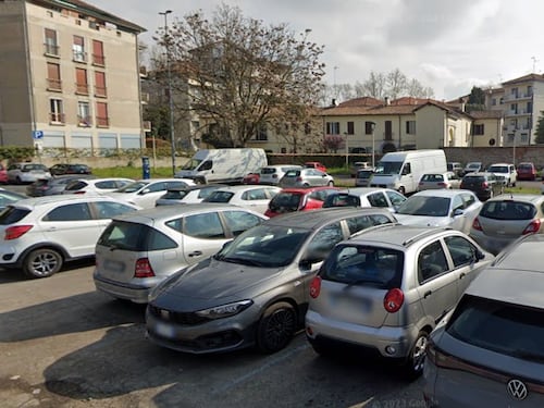 Parcheggio "riservato" con sedia o persone? Ecco quando scatta il reato