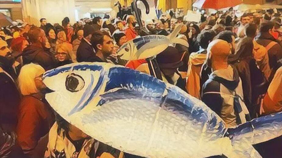 Sardine in piazza Mercanti. E i dem fanno le comparse