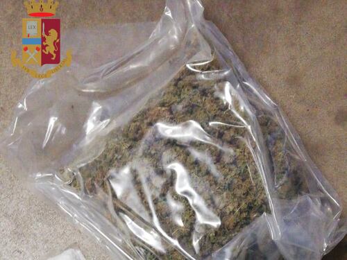 Roma, arrestati due spacciatori: sequestrato carico di droga e denaro