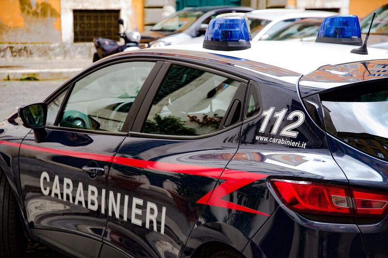 Le coltellate, il sacco di rifiuti, il sangue. Così il 25enne ha ucciso la madre