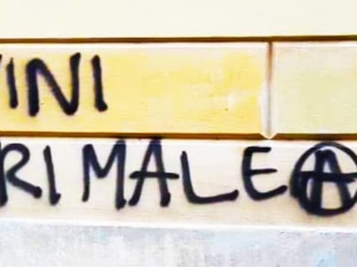 Gli anarchici ora alzano il tiro: "Salvini muori male"