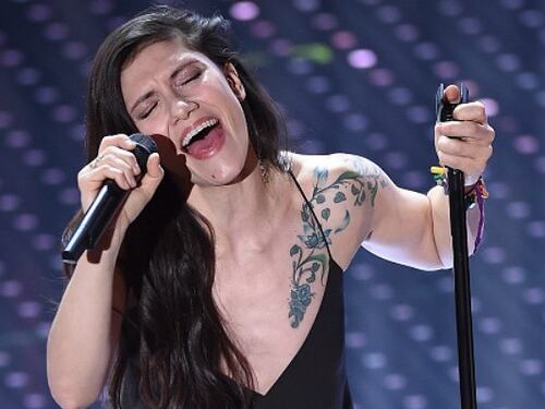 Tra successi e ricerca, il gran debutto di Elisa. È il suo show più bello (con Renato Zero ospite)