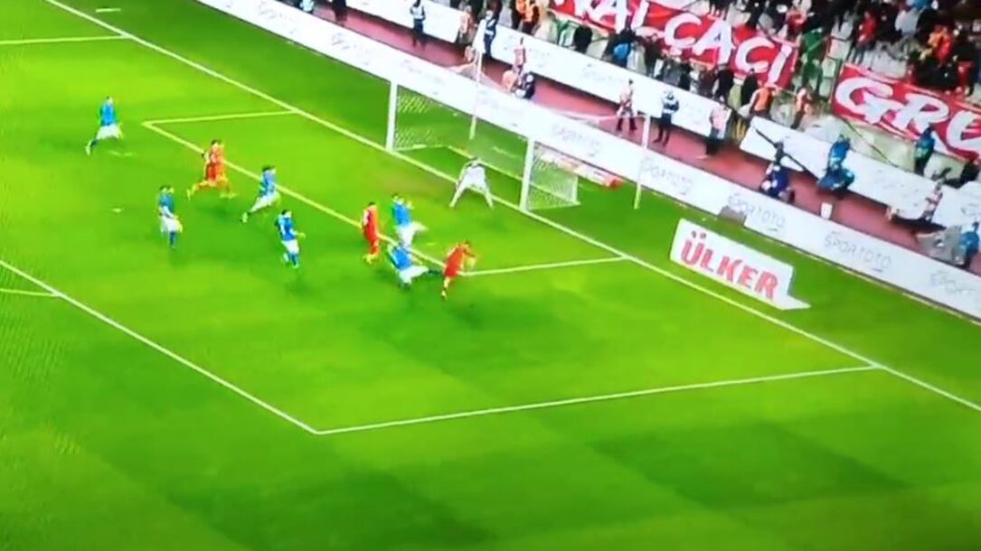 Donnarumma, ennesima papera e i social non perdonano