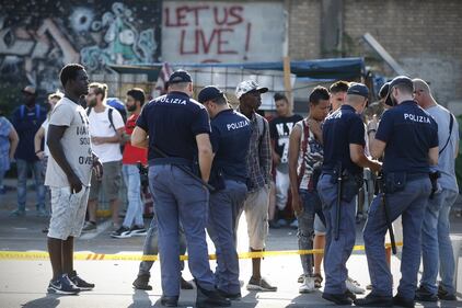 Blitz della polizia nella tendopoli dei migranti alla Stazione Tiburtina 15