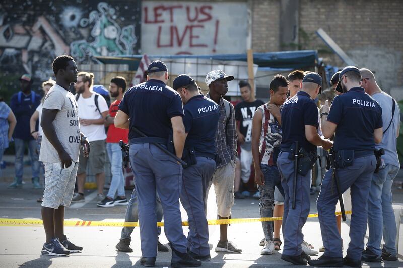 Blitz della polizia nella tendopoli dei migranti alla Stazione Tiburtina 15