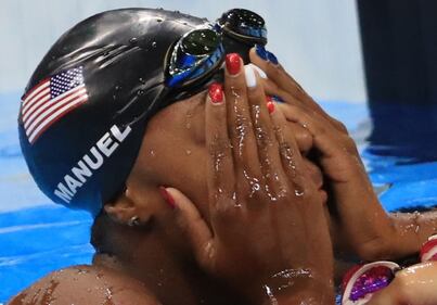 Simone Manuel fa la storia: prima afroamericana a vincere l'oro nel nuoto. Le lacrime di gioia 20