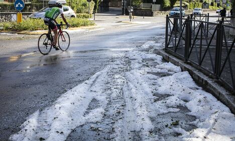Maltempo a Nembro: le strade ricoperte di grandine 12