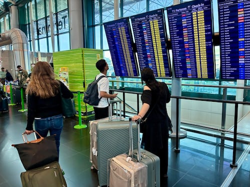 Traffico aereo dimezzato in Italia per anomalie alla rete dati. L’Enav precisa: “Non è un attacco hacker”