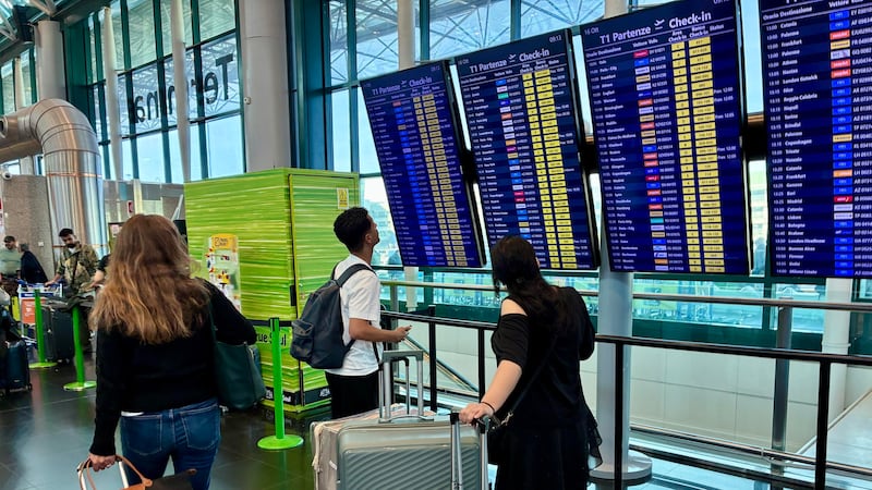 Traffico aereo dimezzato in Italia per anomalie alla rete dati. L’Enav precisa: “Non è un attacco hacker”