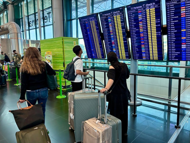 Traffico aereo dimezzato in Italia per anomalie alla rete dati. L’Enav precisa: “Non è un attacco hacker”