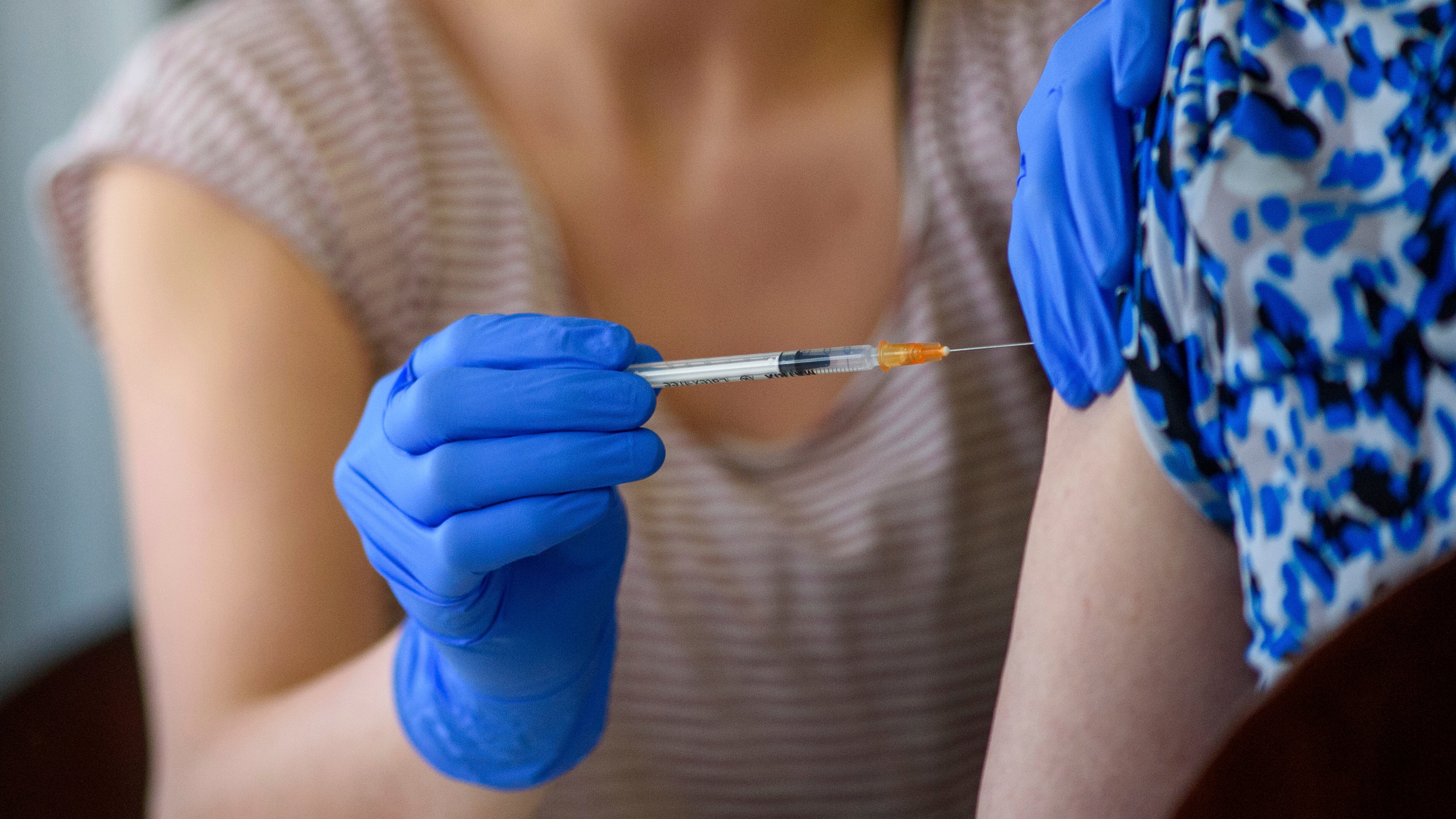 Roma, si presentano in 40 per la vaccinazione ma trovano chiuso: tra loro una centenaria