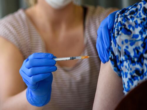 Roma, si presentano in 40 per la vaccinazione ma trovano chiuso: tra loro una centenaria