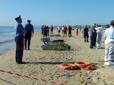 Catani, sei immigrati affogano: i corpi sulla spiaggia 2
