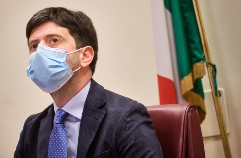 V-Day, la frenata di Speranza: "Le zone rosse serviranno ancora"