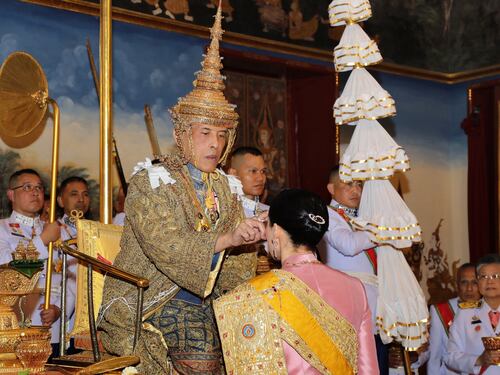 Thailandia, il re poligamo sposa l'amante davanti alla moglie