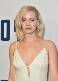 Jennifer Lawrence senza reggiseno alla première di Joy 22