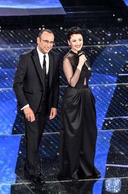 Tuta nera elegante e un piroetta per la "valletta" Arisa 5