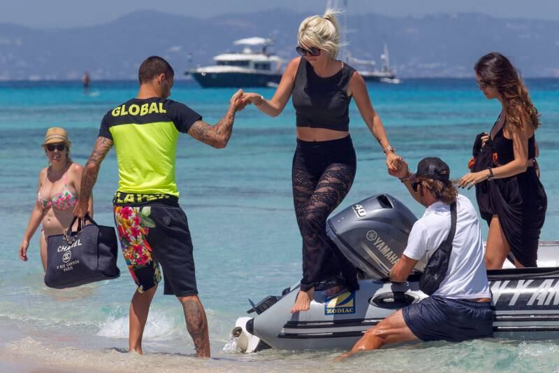 Wanda Nara, selfie da urlo: "triangolo" in archivio, è felice con Icardi 2