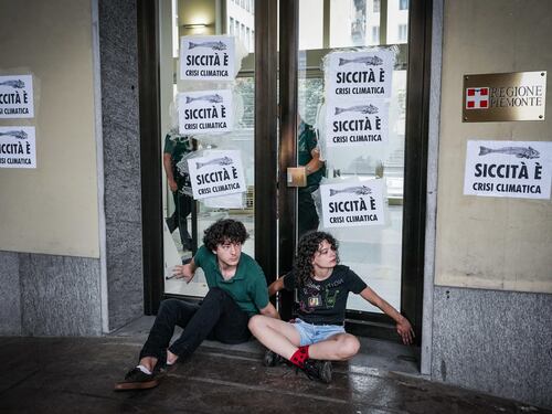 L'ultima trovata degli ecologisti: incollati contro la crisi idrica