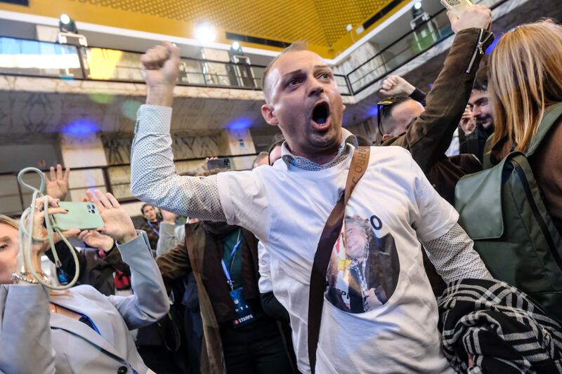 La contestazione dei ribelli contro Conte all'assemblea del M5S 3
