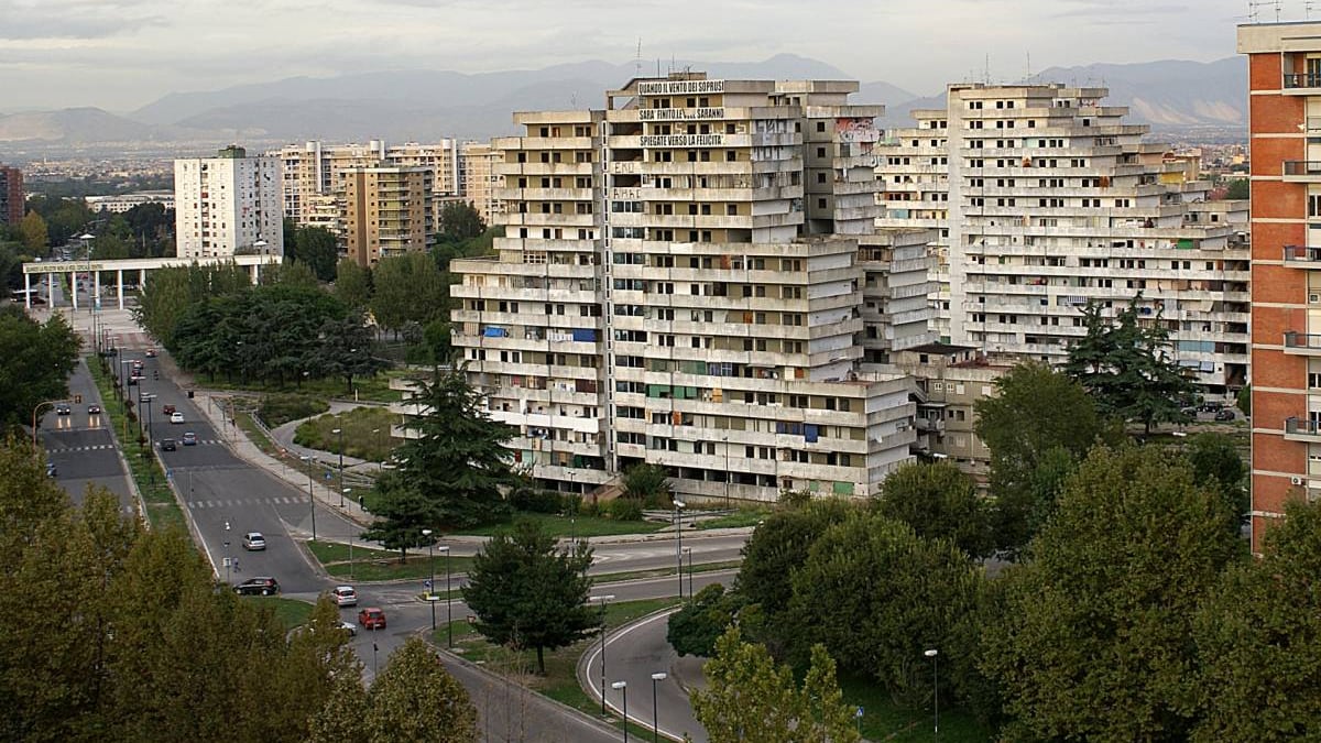 Scampia, pericolo crolli: sgombero per Vela Gialla e Vela Rossa, 40 famiglie senza casa