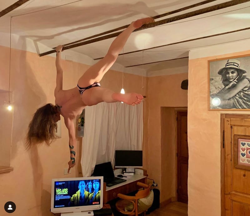 Naike Rivelli, spaccata nuda sul balcone 7