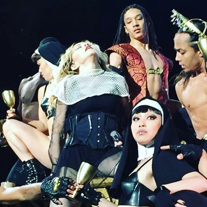 Suore sexy e croci: oggetti di scena "offensivi" del tour Rebel Art di Madonna  8