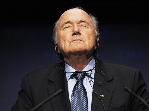 Scandalo Fifa, Putin difende Blatter: "Gli Usa vogliono cacciarlo". Platini: "Se ne deve andare"