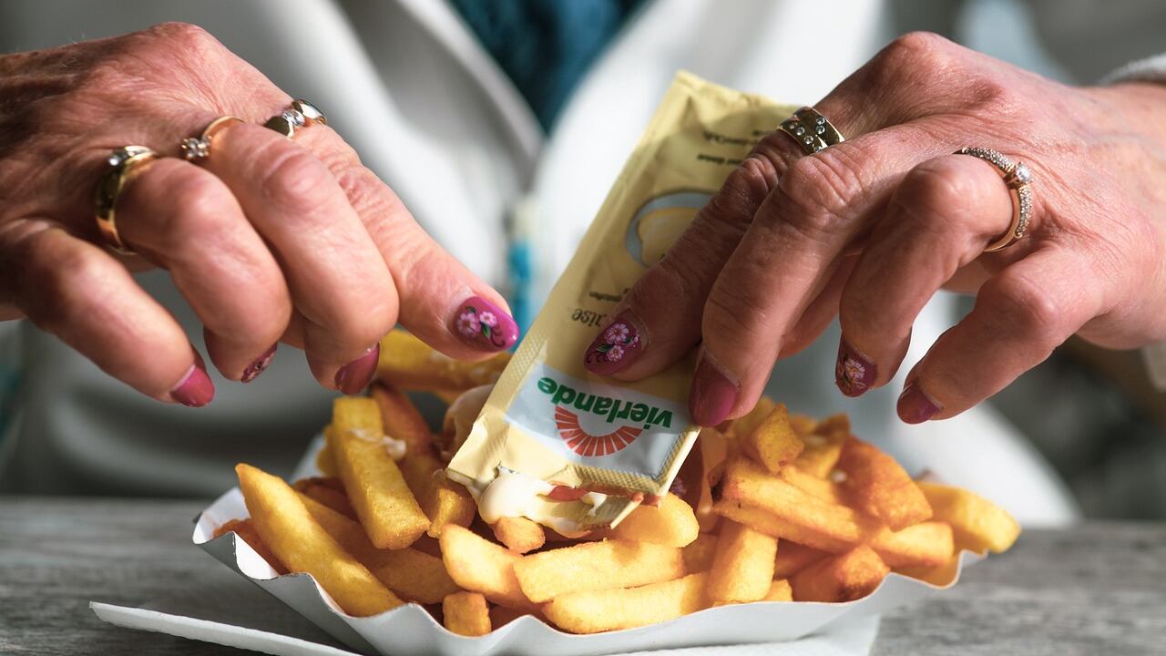 Alimentazione, cenare dopo le 23 aumenta il rischio mortalità: lo studio