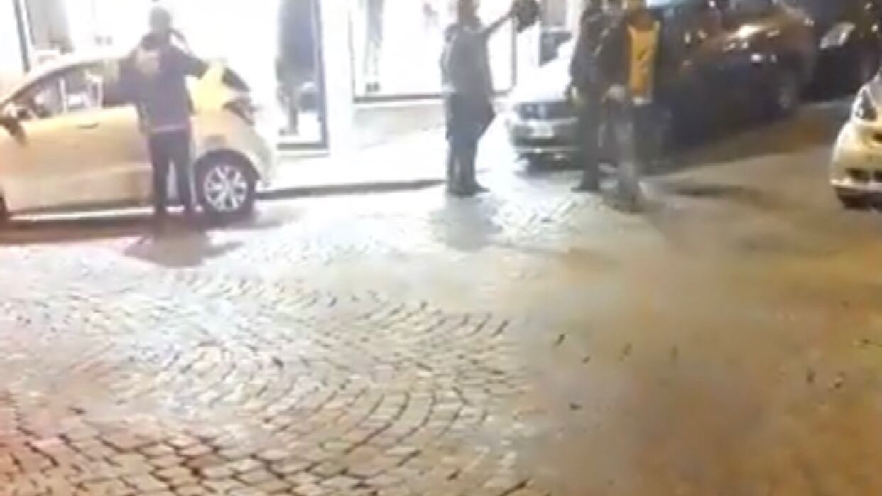 Mega rissa in strada tra parcheggiatori abusivi per il controllo delle piazze
