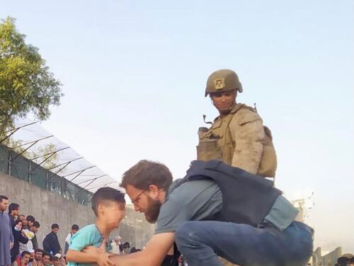 Il nostro console ragazzino è l'angelo dei bambini di Kabul