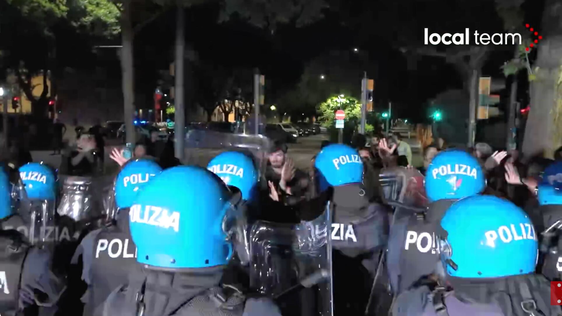 Modena, antagonisti contro il presidio pacifico per l'attentato. Tensioni e scontri con la polizia